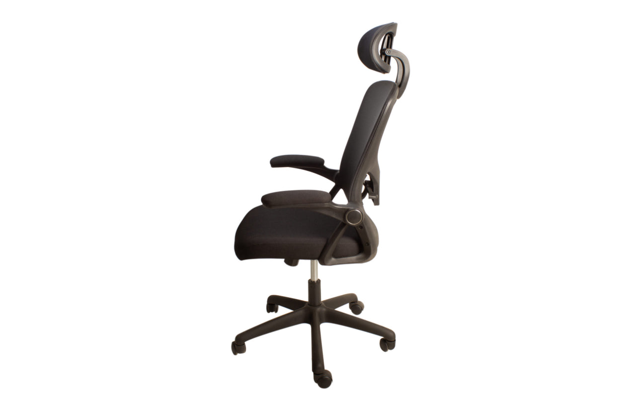 SILLA EJECUTIVA EN MALLA NEGRA
CON BRAZOS ABATIBLES
