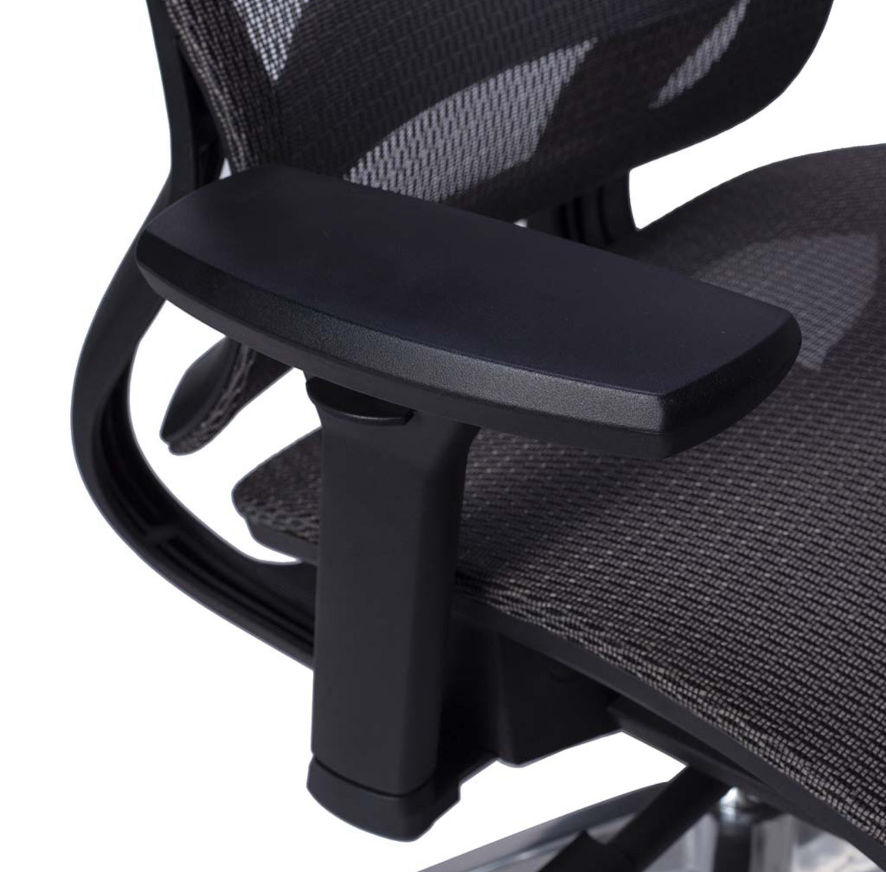 SILLA DIRECTIVA EN MALLA NEGRA Y REPOSANUCA
