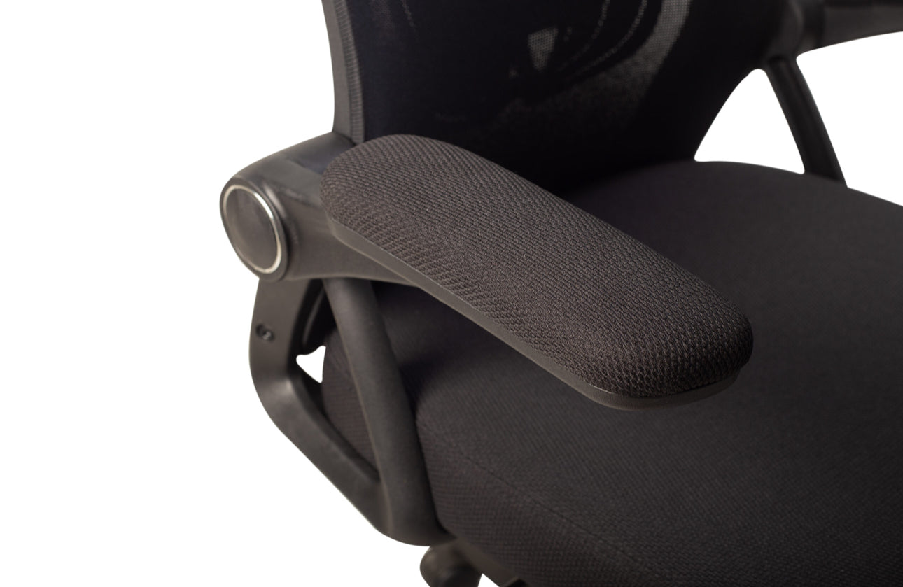 SILLA EJECUTIVA EN MALLA NEGRA
CON BRAZOS ABATIBLES