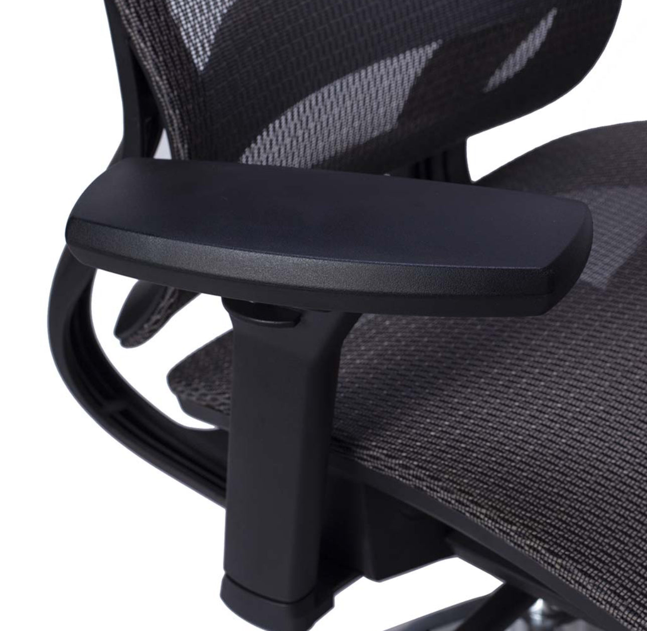 SILLA DIRECTIVA EN MALLA NEGRA Y REPOSANUCA