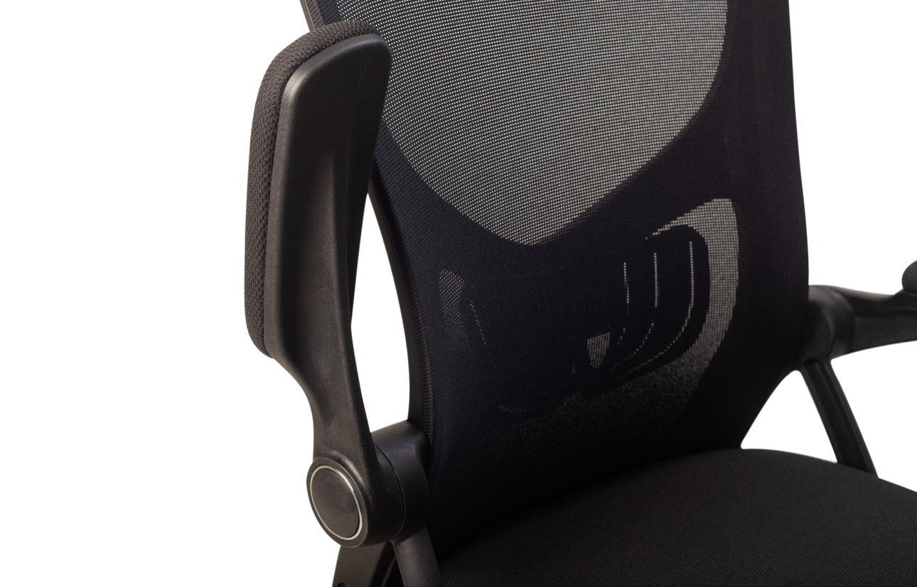 SILLA EJECUTIVA EN MALLA NEGRA
CON BRAZOS ABATIBLES