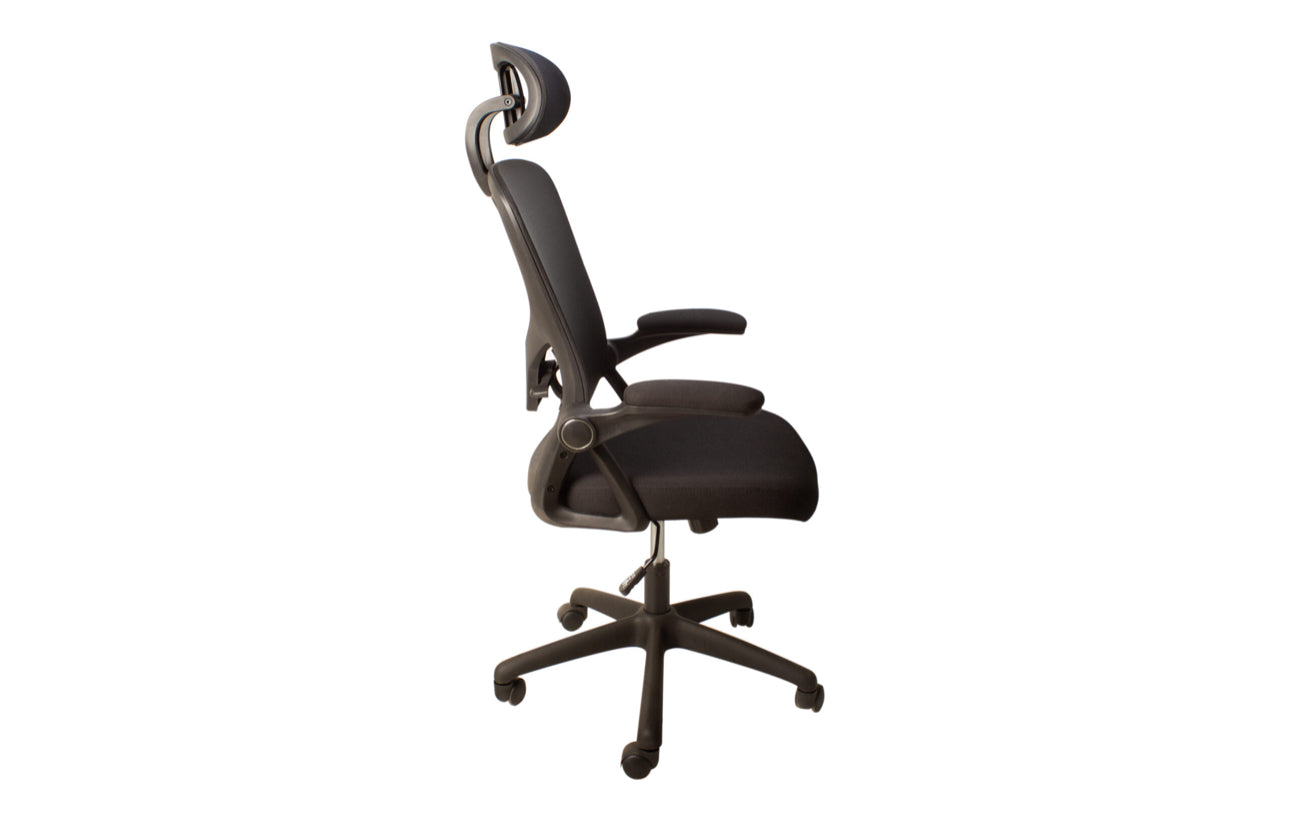 SILLA EJECUTIVA EN MALLA NEGRA
CON BRAZOS ABATIBLES