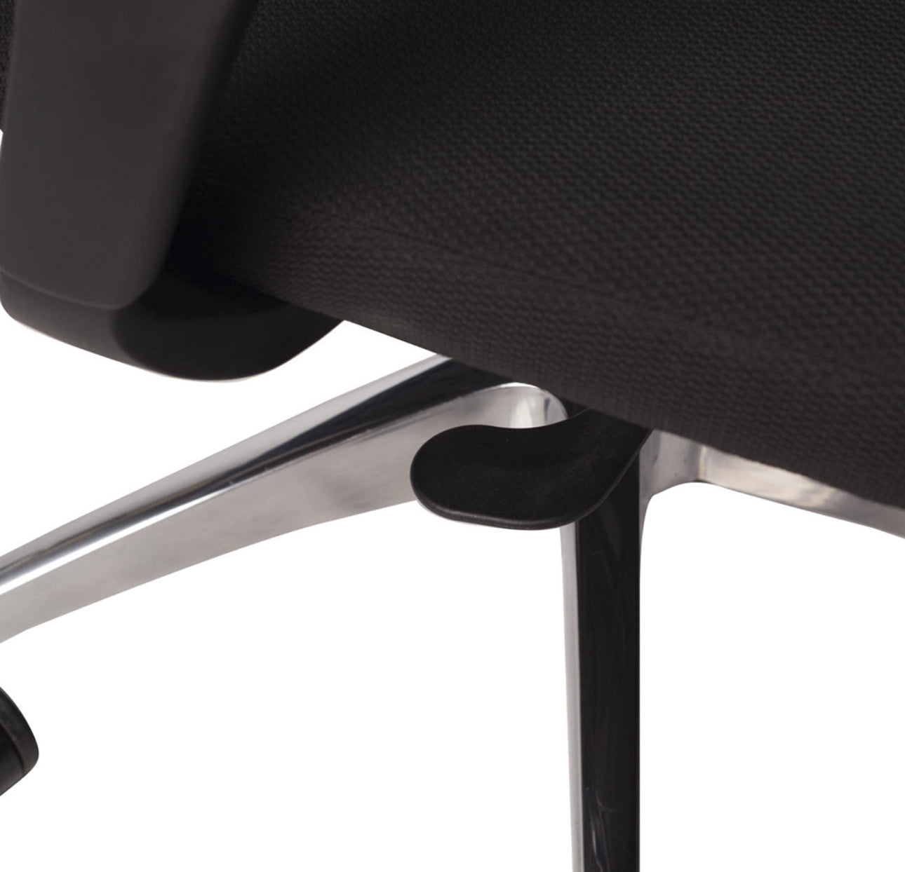 SILLA EJECUTIVA EN MALLA NEGRA CON TELA