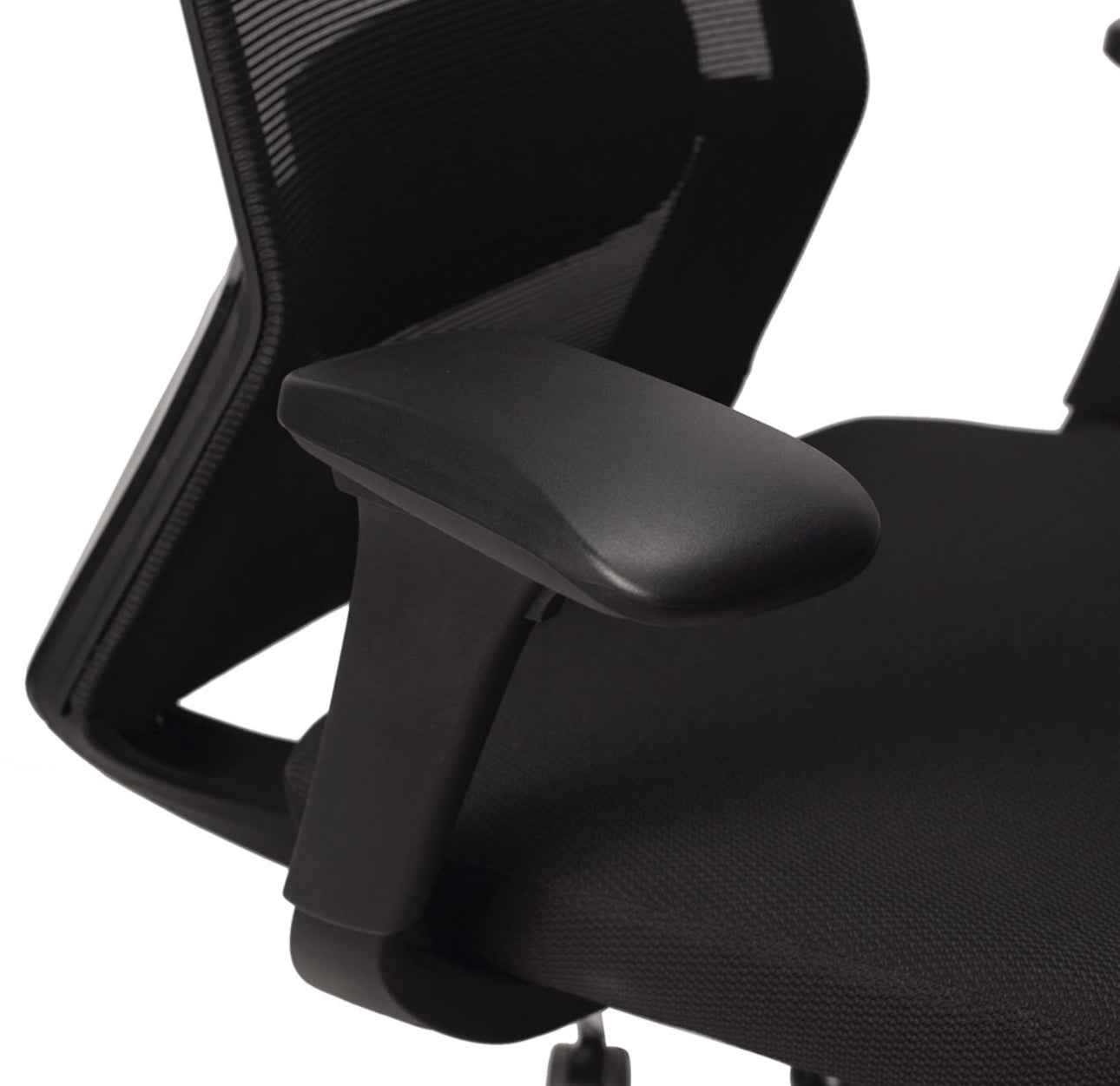 SILLA EJECUTIVA EN MALLA NEGRA CON TELA