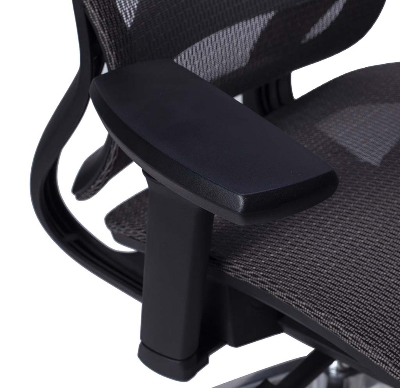 SILLA DIRECTIVA EN MALLA NEGRA Y REPOSANUCA