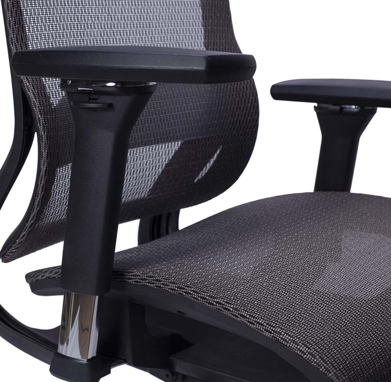 SILLA DIRECTIVA EN MALLA NEGRA Y REPOSANUCA